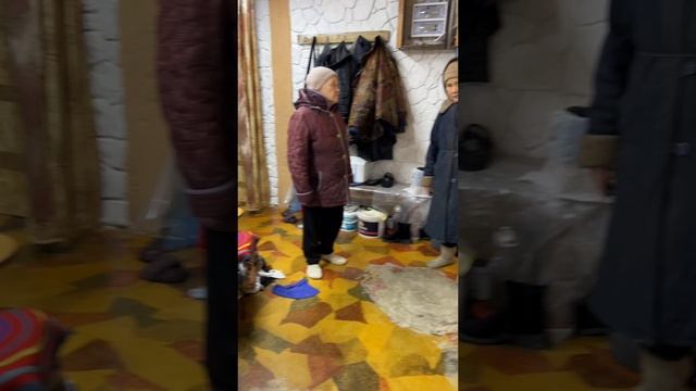 МАМКА ДЕЛАЕТ РУМ ТУР ПО НАШЕМУ ДОМУ СО СВОЕЙ ПОДРУЖКОЙ