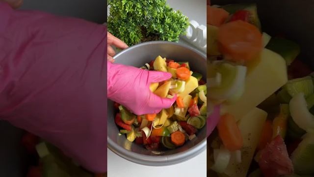 Запеченая голень с овощами.