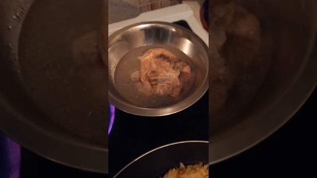 Во второй блестящей металлической миске кусок мяса курицы не греется пока на плите 23-его Февраля