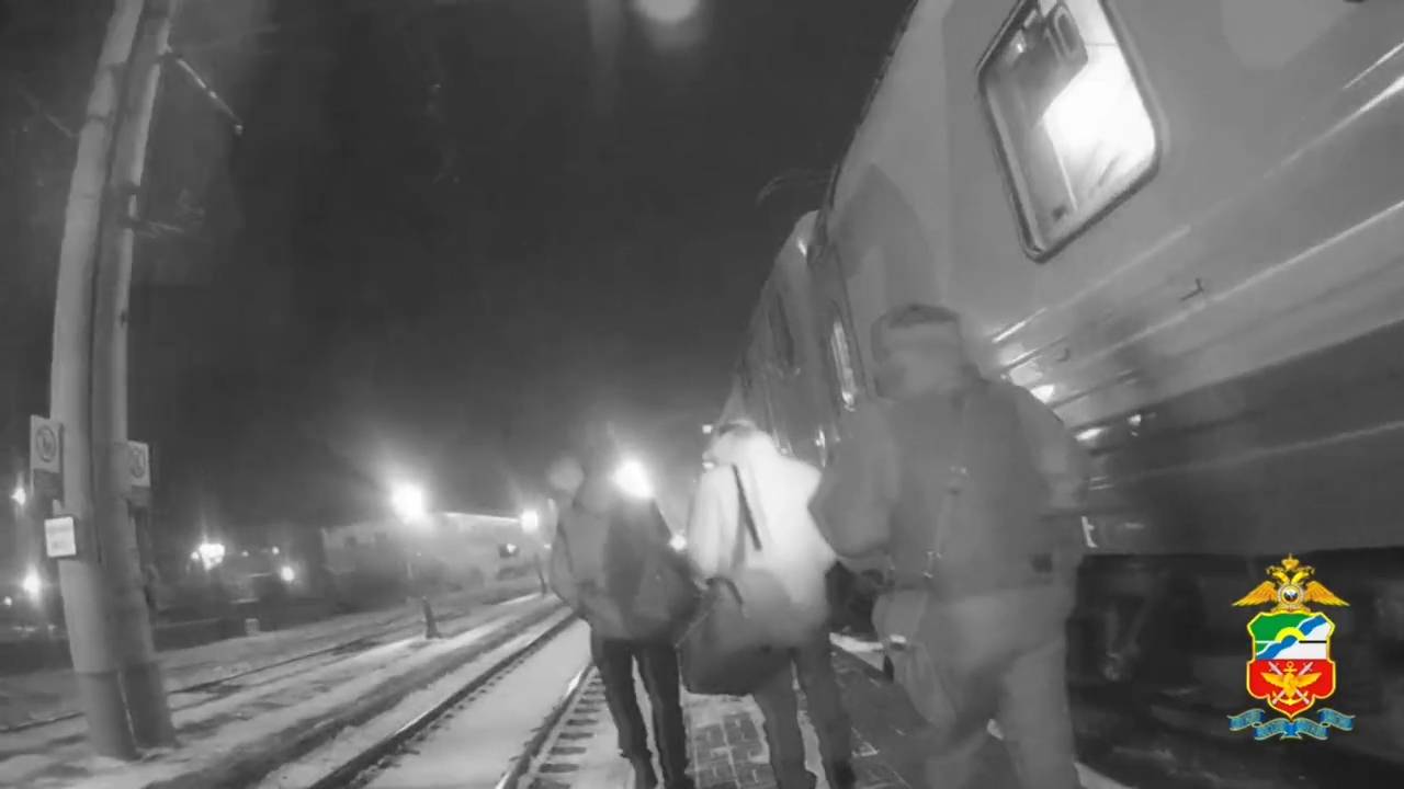На станции Белова сняли с поезда дебошира