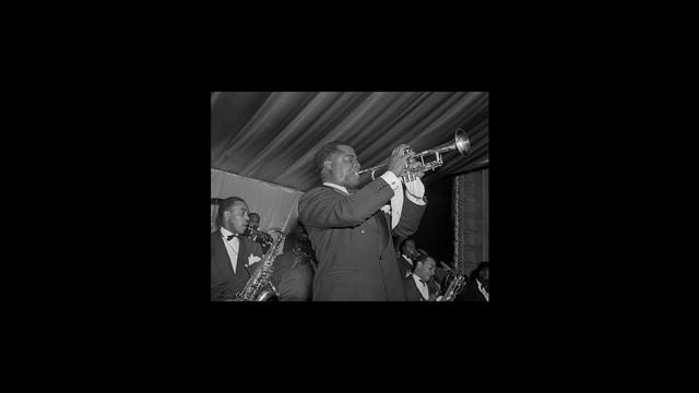 Louis Armstrong- A Kiss To Build A Dream On [1962] Live