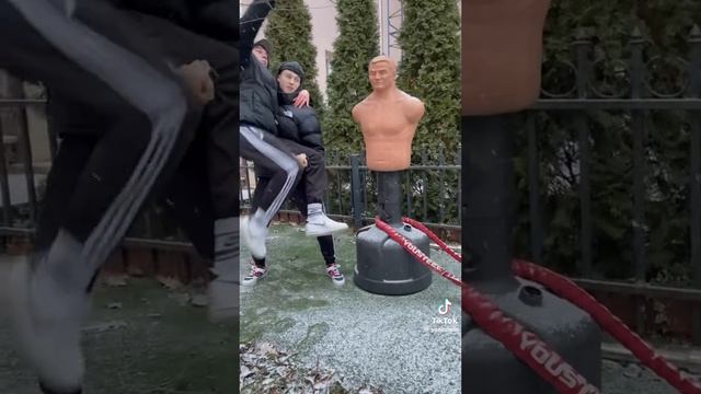 пов: ты с братом на улице