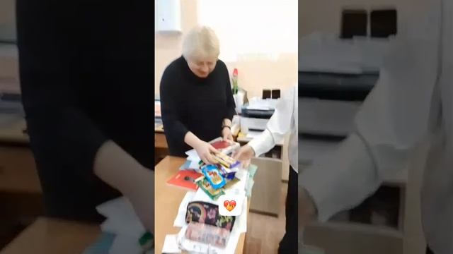 дарим учительницы конфеты