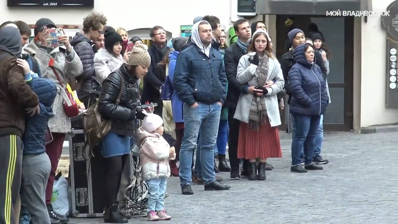 Владивосток Старый дворик ГУМа The Beatles-Come Together (Resonance).