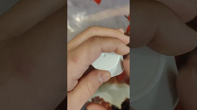 Йогурт с клубникой.