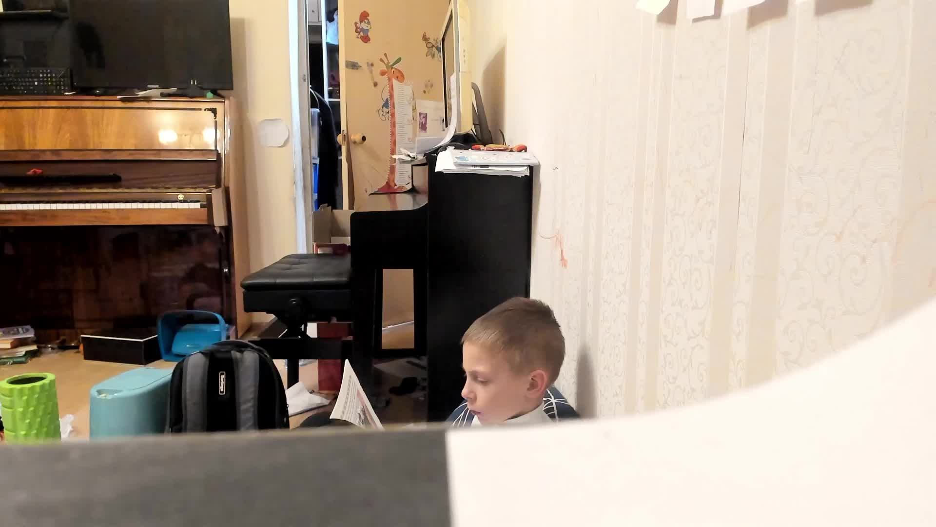 Читает первоклассник
