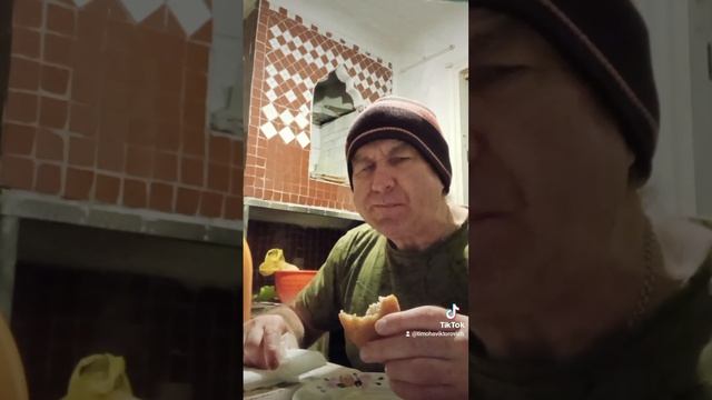 На перекус котлета по-киевски и пирожок с картошкой и печенью.