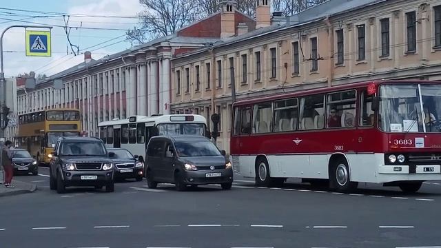 Фрагмент пробега ретро-автобусов в Питере