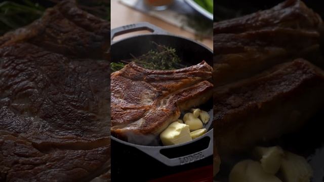 стейк на кости с перечным соусом и спаржей