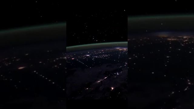 Спутники Starlink, отражающие солнечный свет