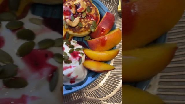 Сырники, сметана, персик, варенье, тыквенные семечки, какао с маршмэллоу