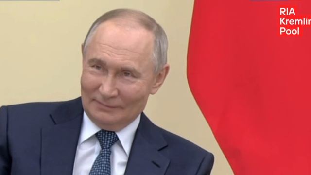 Путин знает мемы про Медведева:  "Деньги есть, но вы учитесь".