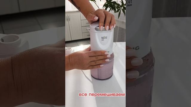 Розовый смузи из клубники.