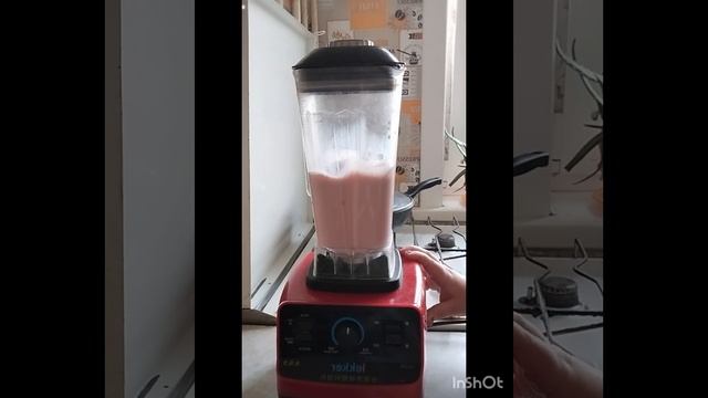 Милкшейк из молока, банана и клубники 😘 получается очень вкусным ❤️и протеиновый коктейль 🥰