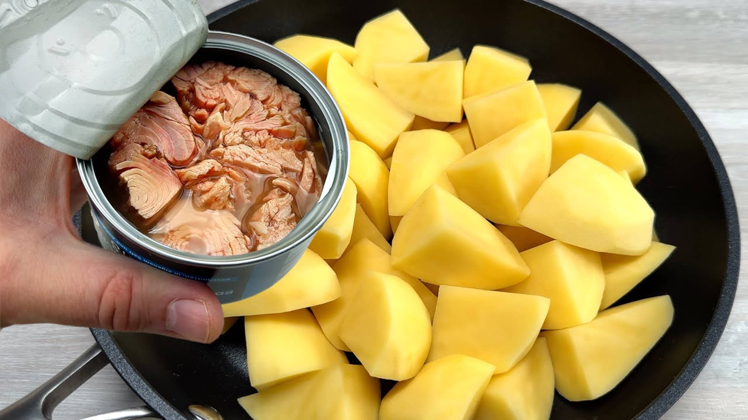 У вас дома есть консервированный тунец и картофель? Легкий и вкусный ужин, быстро готовится!