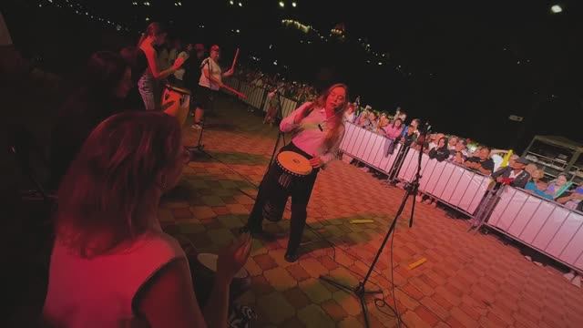 Всем городом играли на барабанах