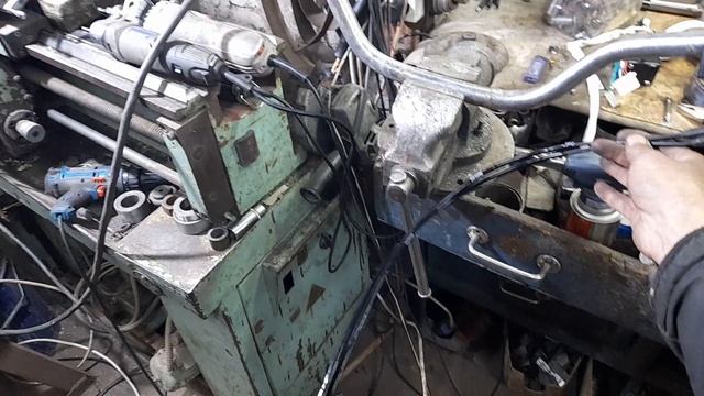 Ручка газа катушкой под циллиндрические продольные бобышки.