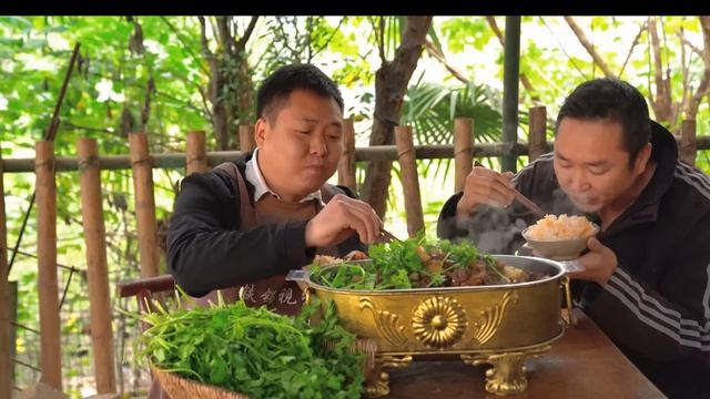 洗點牛板腸，二弟做“香辣牛腸”，軟糯Q彈，一咬油脂爆滿！ ｜Mukbang【鐵鍋視頻】