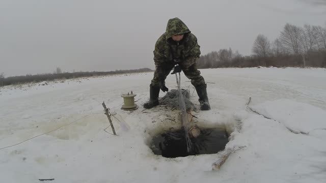 Зимняя рыбалка в Сибири 19: проверка сети.