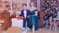 НЕЗРЯЧИЙ 8-ЛЕТНИЙ МАЛЬЧИК ПОËТ ДЛЯ МАМЫ