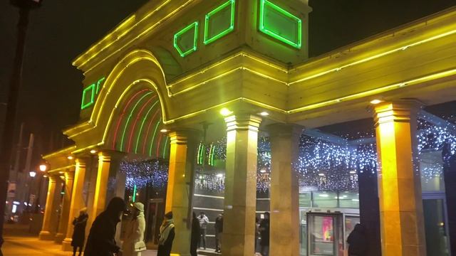 Вечерний центр города: свет и уют в объятиях огней и праздничной атмосферы | The Travel Chronicles