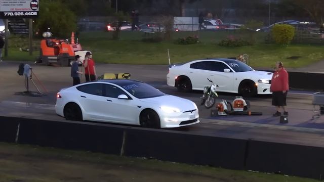 Tesla Plaid против Hellcat Charger — дрэг-рейсинг