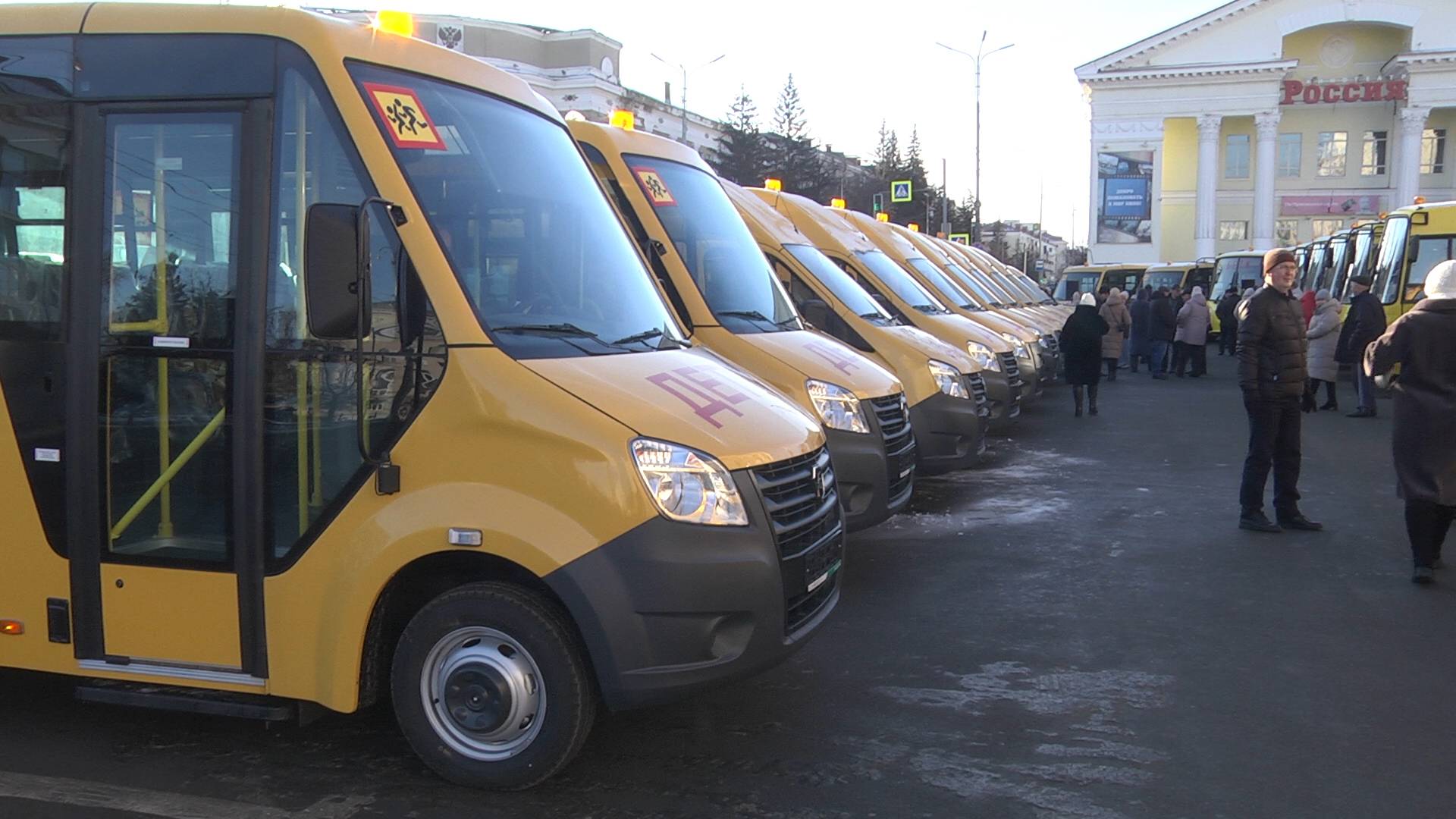 Новые, красивые, школьные: учебные заведения Зауралья получили автобусы