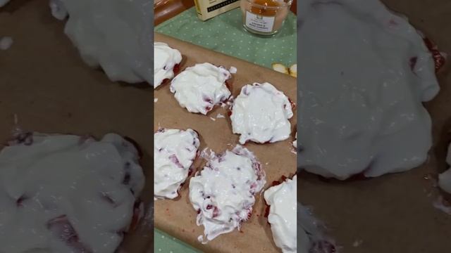 Летний десерт из 3 ингредиентов. Советую только клубнику перемешать с йогуртом! #рек #десерт #short