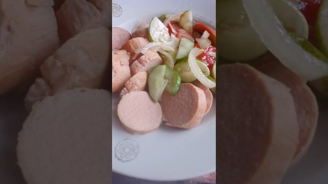 Жареная картошка с сарделькой и салатом из помидоров, огурцов #жаренаякартошка #сардельки #салат