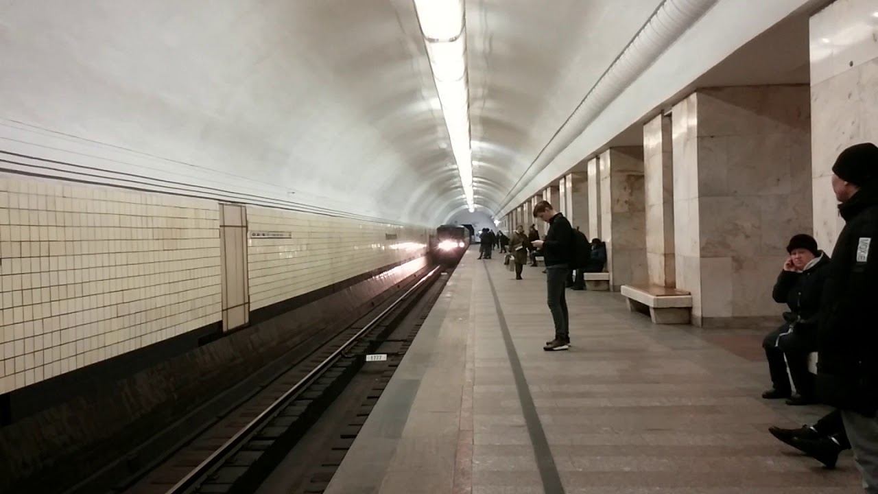 81-717/714.5М На станции Университет
