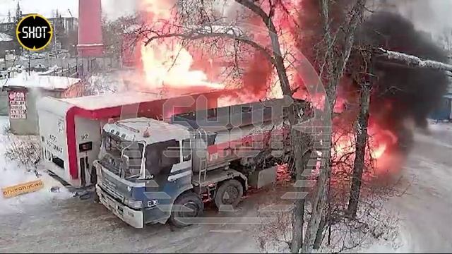 Мощное видео взрыва и пожара на заправке в Новосибирской области, где пострадали два человека