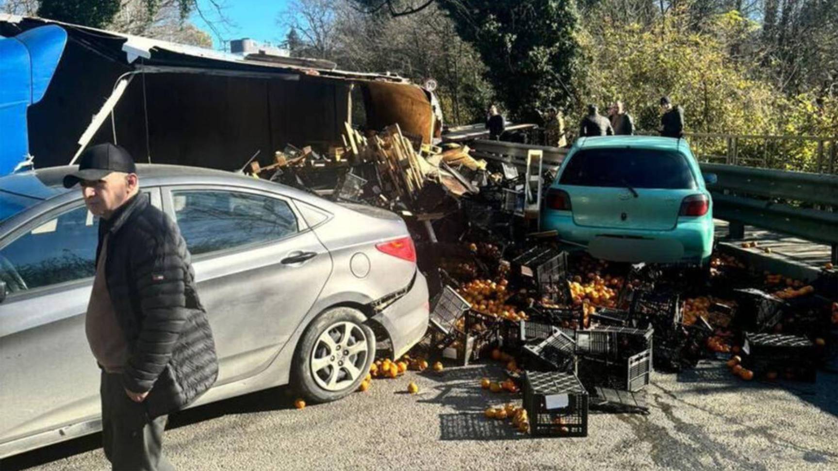 На видео попало жесткое ДТП из-за фуры с мандаринами в Сочи