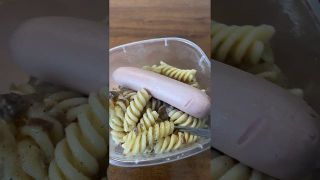 Макароны с тушенкой, сосиска и салат!