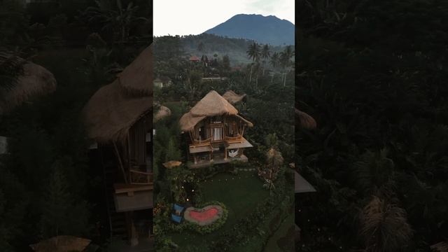 Отель Magic Hills Bali расположен в городе Карангасем, всего в 38 км от Гоа-Гаджа