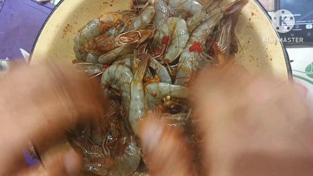 Папа жарит креветки. Рецепт смажених креветок від батька.