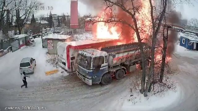 Заправка вспыхнула в Искитиме Новосибирской области во время перекачки топлива