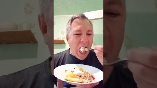 МУКБАНГ. КУШАЮ ЯИЧНИЦУ С БОВАРСКИМИ СОСИСКАМИ И ОСТРЫМ ПЕРЦЕМ