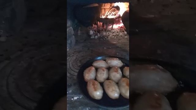 Робiм калдуны у печы. Белорусская деревня.