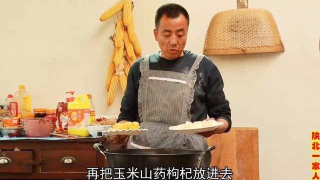 用了一大根牛棒骨炖山药汤，牛肉软烂，汤汁鲜美，既营养又美味！【陕北一家人】