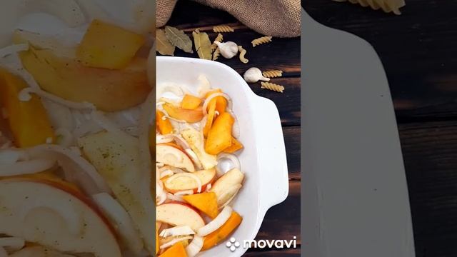 Тыква с луком и яблоками в духовке