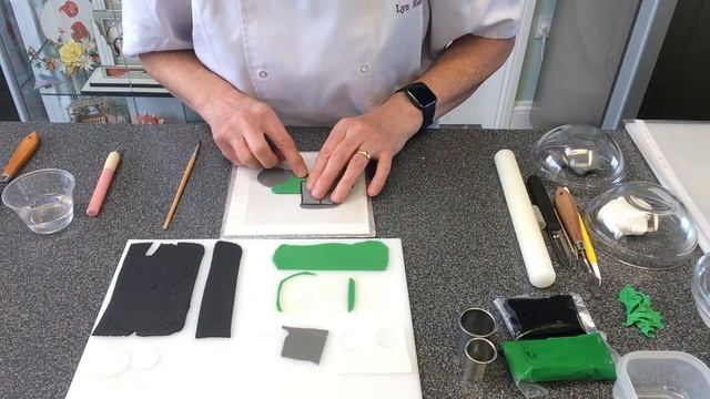 Simple tractor cut-out techniques in sugar for cake tops