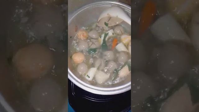 SOP ayam campur tetelan dan aneka bakso