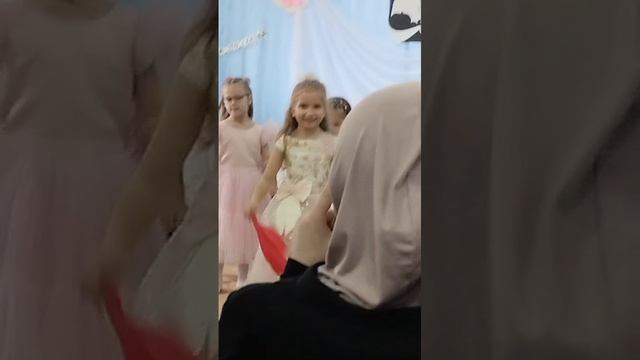 Софочка с девочками поют и танцуют для мам