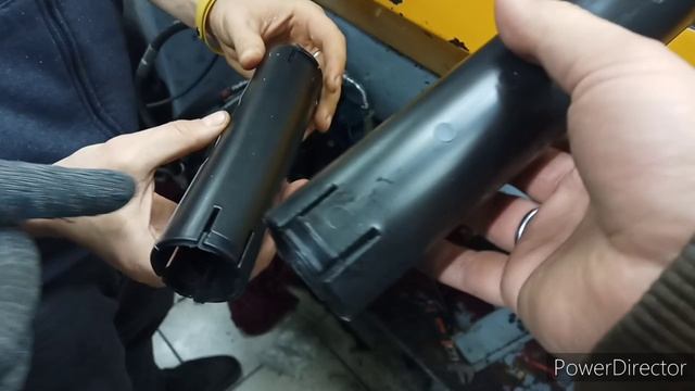 Тестирование гидравлической системы для выдвигания стержней из детали.