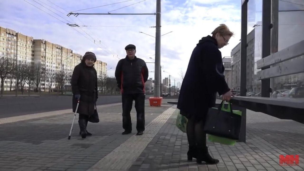 Одна скамейка на всю улицу, и та - для великанов! Жители Серебрянки о новом остановочном пункте