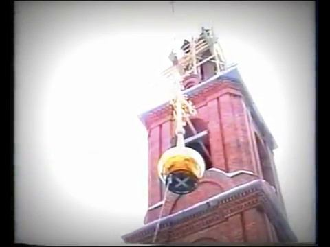 История закладки храма Покрова Пресвятой Богородицы и поднятие куполов с крестами
