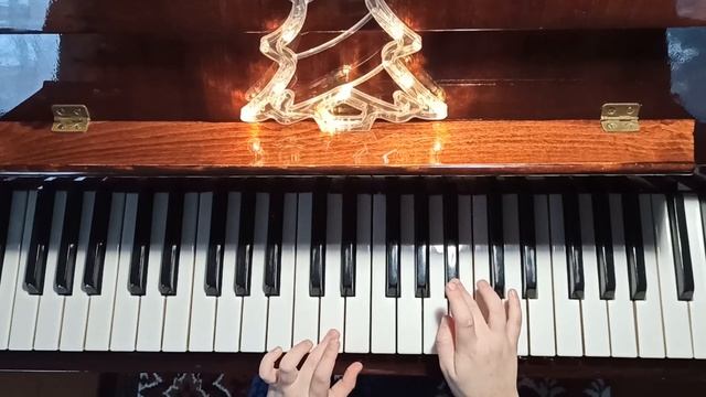 Как играть "В лесу родилась ёлочка" на пианино