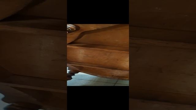 Старинный столик с фигурной столешницей.