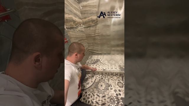 Классное и безопасное решение, как можно обыграть выступ у душевого подиума👍