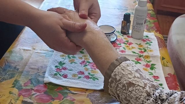Массаж рук с эфирным маслом перечной мяты